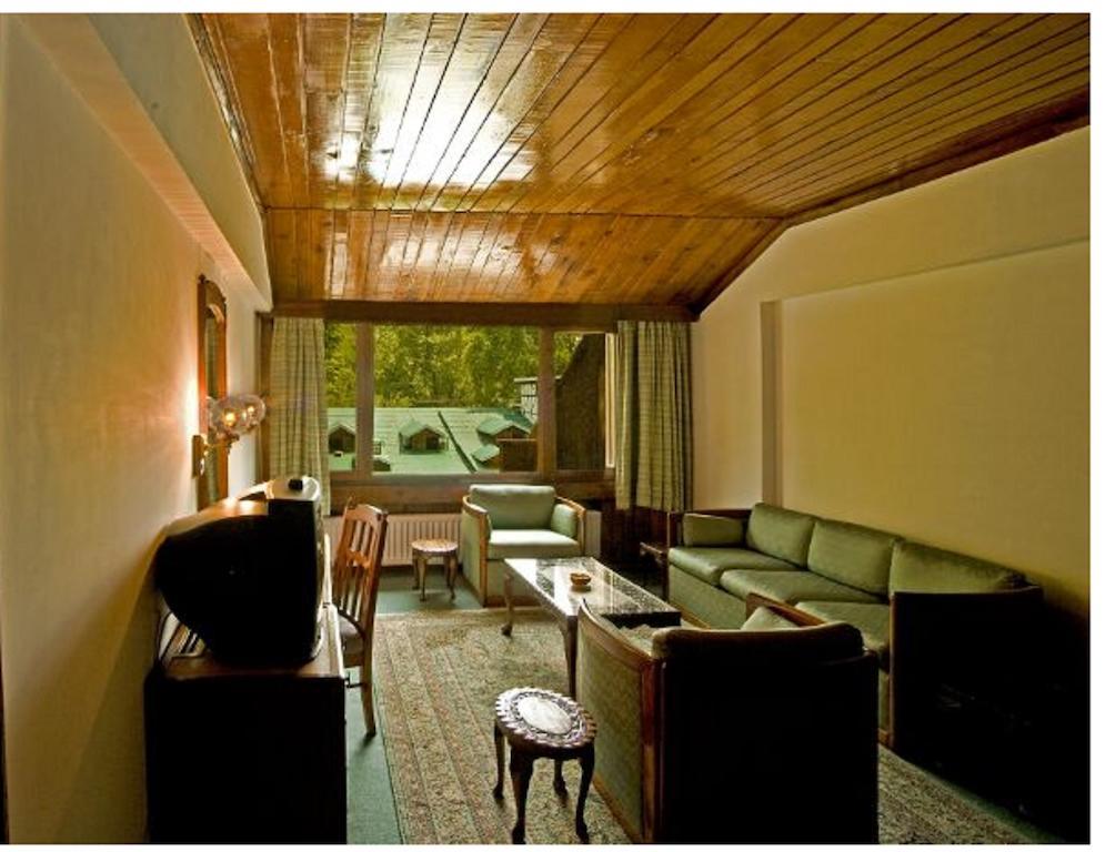 Hotel Broadway Srīnagar 部屋 写真