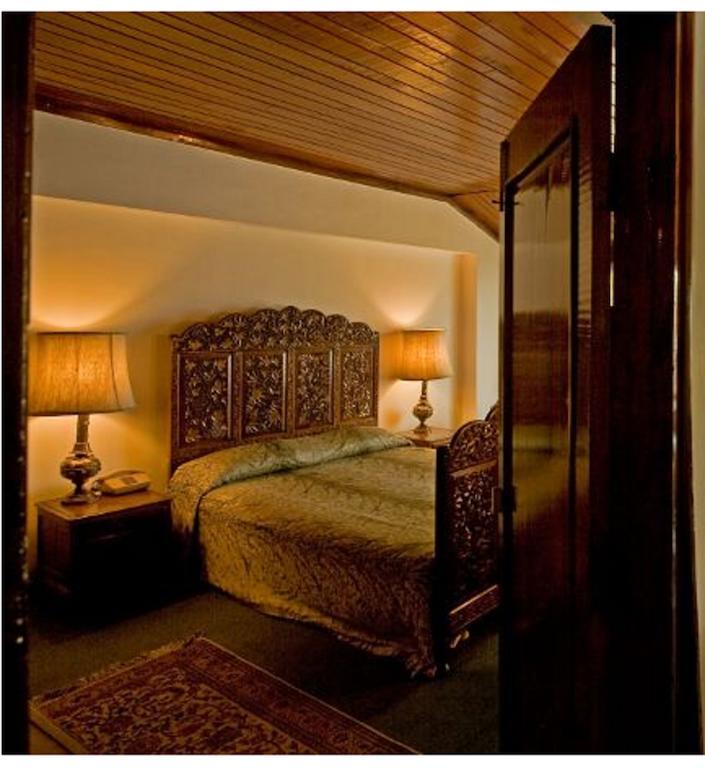 Hotel Broadway Srīnagar 部屋 写真