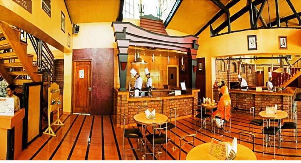 Hotel Broadway Srīnagar エクステリア 写真