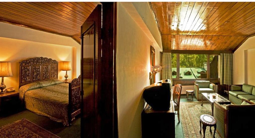 Hotel Broadway Srīnagar エクステリア 写真