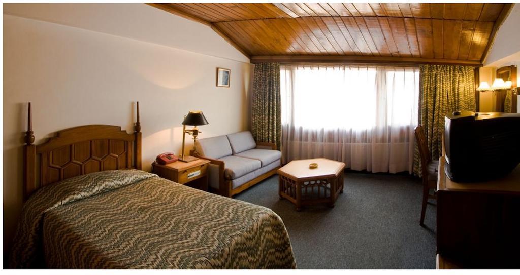 Hotel Broadway Srīnagar エクステリア 写真